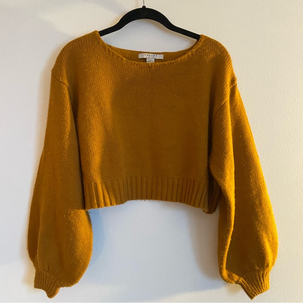 Cropped balloon sleeved sweater